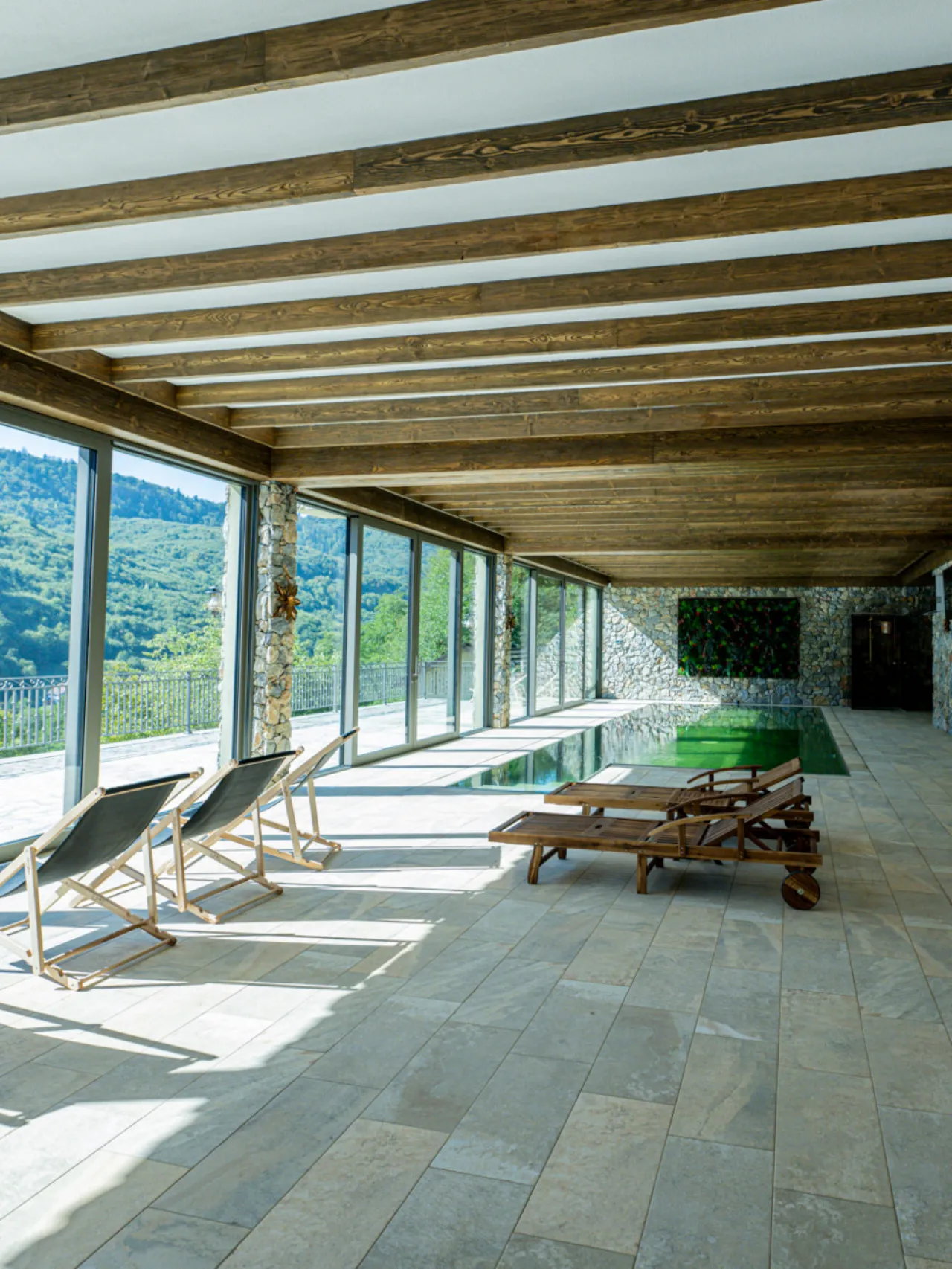 Piscina Vlădurel - Piscină interioară cu priveliște la munte