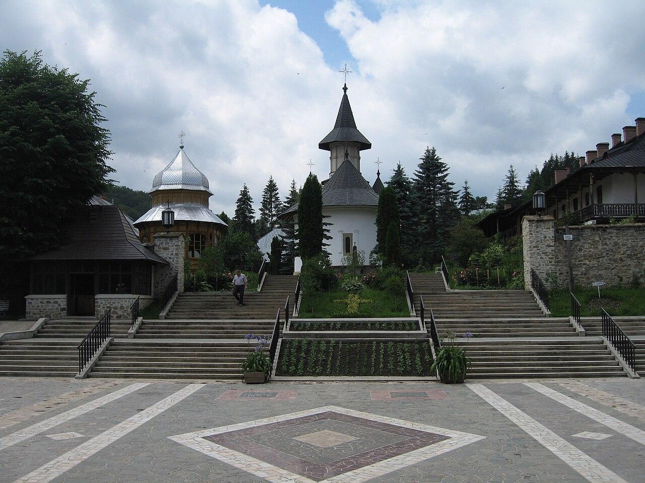 Top 5 mănăstiri de vizitat în apropierea Vladurel