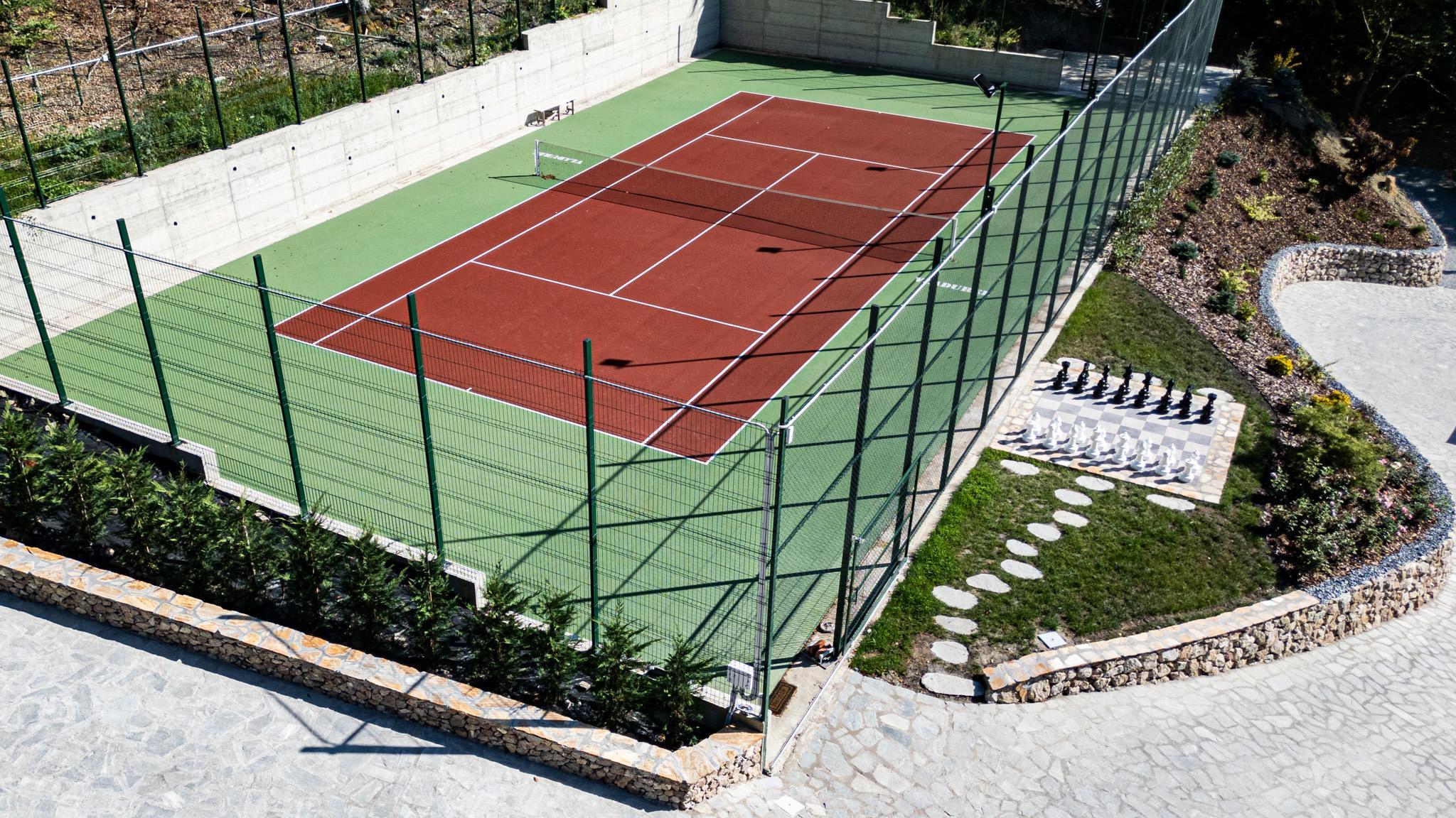 Tenis sub lumina serii